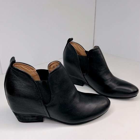 Naya Shoes - NAYA Felix Hidden Wedge Ankle Bootie